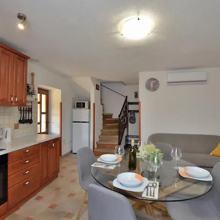 House Marie Nyaraló *